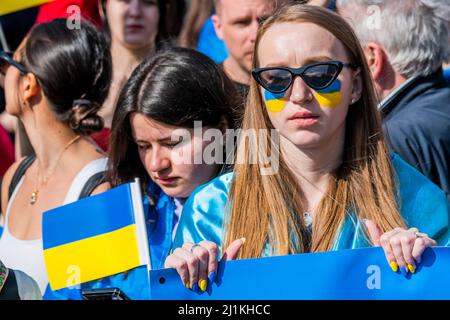 London, Großbritannien. 26. März 2022. ‘London steht bei der Ukraine' beginnt mit einem solidaritätsmarsch von der Park Lane aus, vorbei an Yoko Onos Botschaft ‘IMAGINE PEACE' auf den Piccadilly Lights und endet mit einer Mahnwache auf dem Trafalgar Square. Organisiert vom Bürgermeister von London, in Partnerschaft mit CIRCA und dem Yoko Ono ‘Imagine Peace'-Projekt, mit Unterstützung von Landsec. Jeder, der spenden möchte, um den Opfern von Konflikten zu helfen, wird dazu aufgefordert, dies über UNCERF (Central Emergency Response Fund der Vereinten Nationen) zu tun. Kredit: Guy Bell/Alamy Live Nachrichten Stockfoto