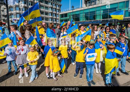 London, Großbritannien. 26. März 2022. ‘London steht bei der Ukraine' beginnt mit einem solidaritätsmarsch von der Park Lane aus, vorbei an Yoko Onos Botschaft ‘IMAGINE PEACE' auf den Piccadilly Lights und endet mit einer Mahnwache auf dem Trafalgar Square. Organisiert vom Bürgermeister von London, in Partnerschaft mit CIRCA und dem Yoko Ono ‘Imagine Peace'-Projekt, mit Unterstützung von Landsec. Jeder, der spenden möchte, um den Opfern von Konflikten zu helfen, wird dazu aufgefordert, dies über UNCERF (Central Emergency Response Fund der Vereinten Nationen) zu tun. Kredit: Guy Bell/Alamy Live Nachrichten Stockfoto