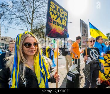 London, Großbritannien. 26. März 2022. ‘London steht bei der Ukraine' beginnt mit einem solidaritätsmarsch von der Park Lane aus, vorbei an Yoko Onos Botschaft ‘IMAGINE PEACE' auf den Piccadilly Lights und endet mit einer Mahnwache auf dem Trafalgar Square. Organisiert vom Bürgermeister von London, in Partnerschaft mit CIRCA und dem Yoko Ono ‘Imagine Peace'-Projekt, mit Unterstützung von Landsec. Jeder, der spenden möchte, um den Opfern von Konflikten zu helfen, wird dazu aufgefordert, dies über UNCERF (Central Emergency Response Fund der Vereinten Nationen) zu tun. Kredit: Guy Bell/Alamy Live Nachrichten Stockfoto