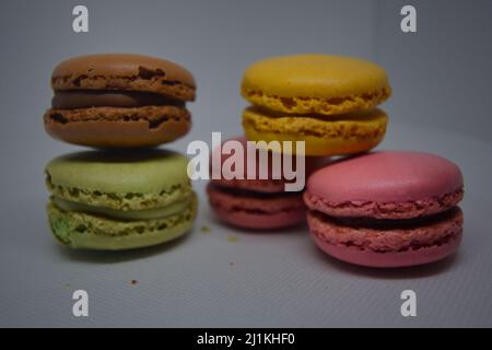 Süße Himbeeren macarons auf weißem Hintergrund. Freistellungspfaden. Volle Tiefenschärfe. Stockfoto