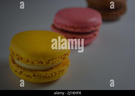 Süße Himbeeren macarons auf weißem Hintergrund. Freistellungspfaden. Volle Tiefenschärfe. Stockfoto