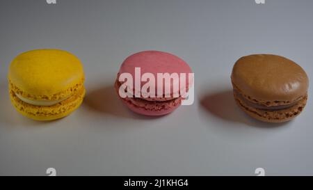 Süße Himbeeren macarons auf weißem Hintergrund. Freistellungspfaden. Volle Tiefenschärfe. Stockfoto