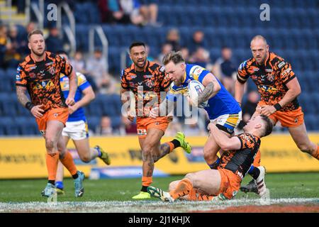 Blake Austin #6 von Leeds Rhinos wird von Jake Trueman #6 von Castleford Tigers angegangen Stockfoto