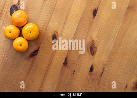 Ein flaches Lay-Stil-Bild von Orangen auf einem Holzstil Hintergrund Stockfoto