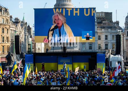 London, Großbritannien. 26. März 2022. Emma Thompson spricht auf einer Mahnwache auf dem Trafalgar Square während eines solidaritätsmarsches ‘London steht mit der Ukraine’. Der ukrainische Präsident Wolodymyr Zelenski hat an Menschen in der ganzen Welt appelliert, auf die Straße zu gehen, um die Ukraine zu unterstützen, um einen Monat nach der russischen Invasion zu demonstrieren. Kredit: Stephen Chung / Alamy Live Nachrichten Stockfoto