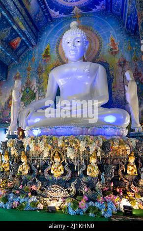 CHIANG RAI, THAILAND - 17. DEZEMBER 2018: Skulptur eines sitzenden Buddha im buddhistischen Tempel Wat Wrong Gear Team (Blauer Tempel). Chiang Rai, Thailand Stockfoto