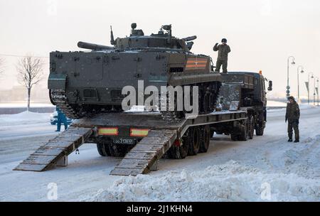 SANKT PETERSBURG, RUSSLAND - 24. JANUAR 2019: BMP-3 (Infanterie-Kampffahrzeug) fährt auf einen Anhänger, schneereichen Wintermorgen Stockfoto