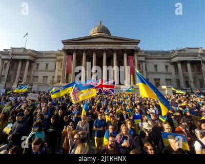 London, Großbritannien. 26. März 2022. Menschen bei einer Mahnwache auf dem Trafalgar Square während eines solidaritätsmarsches ‘London steht mit der Ukraine’. Der ukrainische Präsident Wolodymyr Zelenski hat an Menschen in der ganzen Welt appelliert, auf die Straße zu gehen, um die Ukraine zu unterstützen, um einen Monat nach der russischen Invasion zu demonstrieren. Kredit: Stephen Chung / Alamy Live Nachrichten Stockfoto