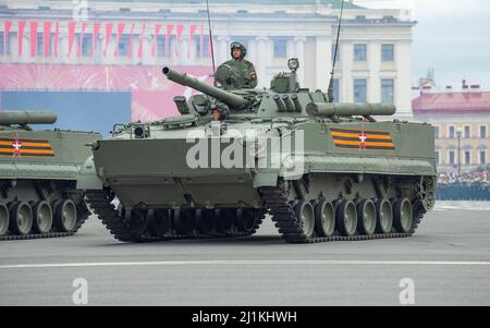 ST. PETERSBURG, RUSSLAND - 20. JUNI 2020: Infanterie-Kampffahrzeug BMP-3 bei der Militärparade zu Ehren des Siegestages. Sankt Petersburg Stockfoto