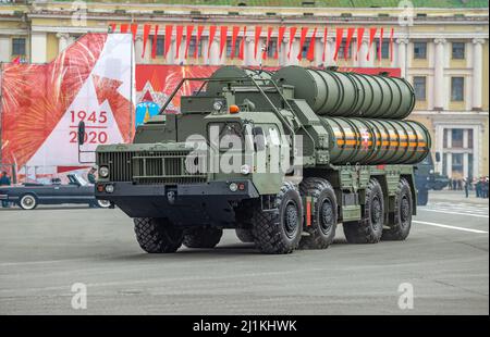 SANKT PETERSBURG, RUSSLAND - 20. JUNI 2020: Die Trägerrakete des Flak-Raketenabwehrsystems S-400 Triumph aus nächster Nähe. Sankt Petersburg Stockfoto