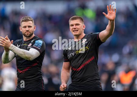 LONDON, GROSSBRITANNIEN. 26., März 2022. Elliot Daly von Saracens (links) und Owen Farrell von Saracens (Capt.) (Rechts) während des Gallagher Premiership Rugby - Saracens vs Bristol Bears im Tottenham Hotspur Stadium am Samstag, den 26. März 2022. LONDON, ENGLAND. Kredit: Taka G Wu/Alamy Live Nachrichten Stockfoto