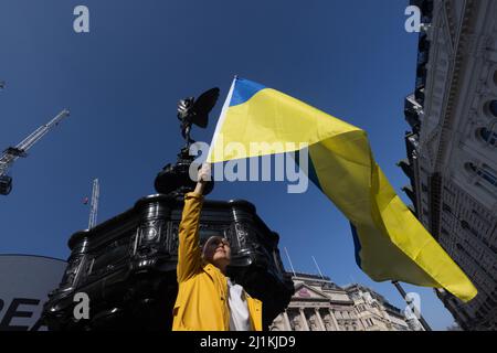 London, Großbritannien. 26.. März 2022. London steht mit der Ukraine marsch in London am Piccadilly Circus. Quelle: Andy Sillett/Alamy Live News Stockfoto