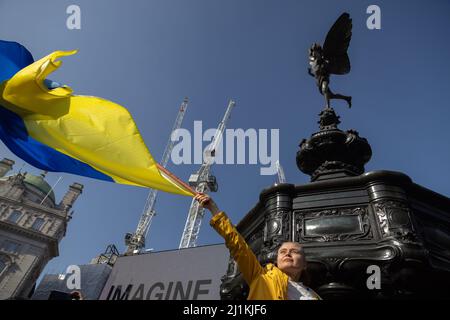 London, Großbritannien. 26.. März 2022. London steht mit der Ukraine marsch in London am Piccadilly Circus. Quelle: Andy Sillett/Alamy Live News Stockfoto