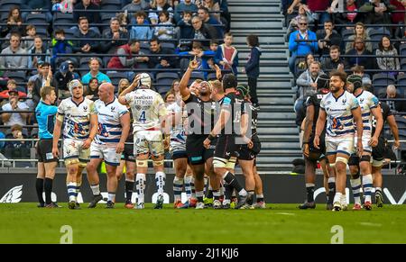 London, Großbritannien. 26. März 2022. Billy Vunipola von Saracens signalisiert Erleichterung, dass Bristol einen späten Versuch bestreibt, und Saracens gewann 27-23 während des Gallagher Premiership Rugby-Spiels zwischen Saracens und Bristol Rugby am 26. März 2022 im Tottenham Hotspur Stadium, London, England. Foto von Phil Hutchinson. Nur zur redaktionellen Verwendung, Lizenz für kommerzielle Nutzung erforderlich. Keine Verwendung bei Wetten, Spielen oder Veröffentlichungen einzelner Clubs/Vereine/Spieler. Kredit: UK Sports Pics Ltd/Alamy Live Nachrichten Stockfoto