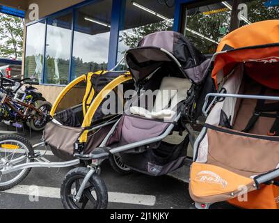 Woodinville, WA USA - ca. Juni 2021: Abgewinkelte Ansicht von sanft gebrauchten Kinderwagen zum Verkauf in einem Play IT Again Sports Store Stockfoto