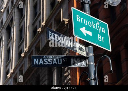 Straßenschilder stehen auf der Straße in Lower Manhattan NYC Stockfoto