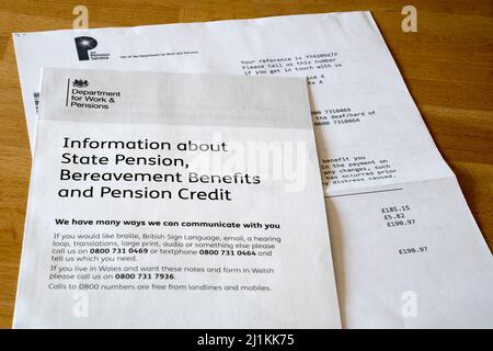 Korrespondenz von Pension Service & Department for Work & Pensions Broschüre über Leistungen. Stockfoto