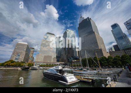 Yachten zum Ankern im North Cove Yacht Harbour entlang Brookfield NYC Stockfoto