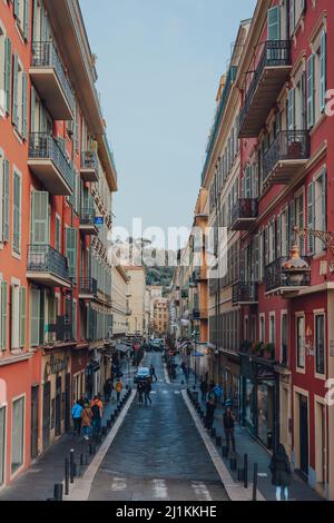 Nizza, Frankreich - 10. März 2022: Blick auf eine typische Straße mit traditionellen bunten Gebäuden in Nizza, einem berühmten Touristenziel auf den Franzosen Stockfoto