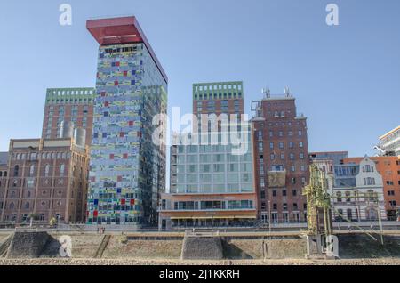 Düsseldorf März 2022: Medienhafen der Landeshauptstadt Nordrhein-Westfalen Stockfoto