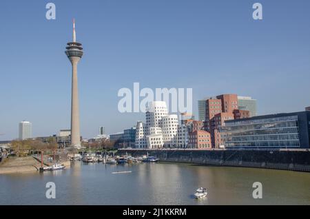 Düsseldorf März 2022: Medienhafen der Landeshauptstadt Nordrhein-Westfalen Stockfoto