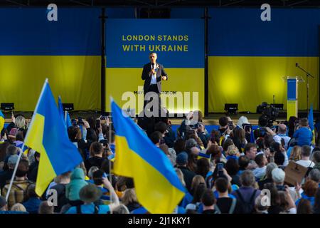 London, Großbritannien. 26. März 2022. Sadiq Khan, Bürgermeister von London, spricht auf einer Mahnwache auf dem Trafalgar Square während einer Solidaritätsveranstaltung ‘London steht mit der Ukraine’. Der ukrainische Präsident Wolodymyr Zelenski hat an Menschen in der ganzen Welt appelliert, auf die Straße zu gehen, um die Ukraine zu unterstützen, um einen Monat nach der russischen Invasion zu demonstrieren. Kredit: Stephen Chung / Alamy Live Nachrichten Stockfoto