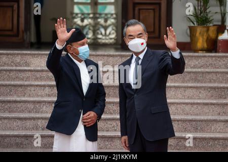 Kathmandu, Nepal. 26. März 2022. Der nepalesische Außenminister Dr. NARAYAN KHADKA und sein chinesischer Amtskollege WANG YI winken den Medien zu, als sie im Büro des Premierministers zu bilateralen Gesprächen eintreffen. Wang ist auf einem dreitägigen offiziellen Besuch in Nepal. (Bild: © Aryan Dhimal/ZUMA Press Wire) Bild: ZUMA Press, Inc./Alamy Live News Stockfoto