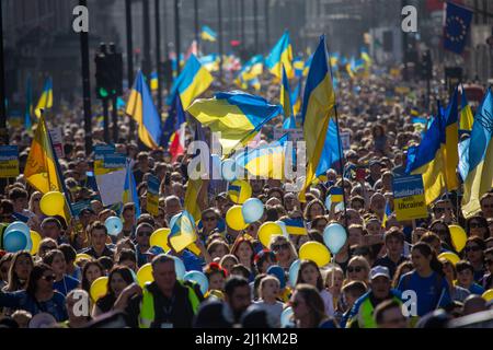 London, England, Großbritannien. 26. März 2022. Zehntausende marschierten durch das Zentrum Londons in „London steht mit der Ukraine“, die von Bürgermeister Khan organisiert wurde. (Bild: © Tayfun Salci/ZUMA Press Wire) Stockfoto