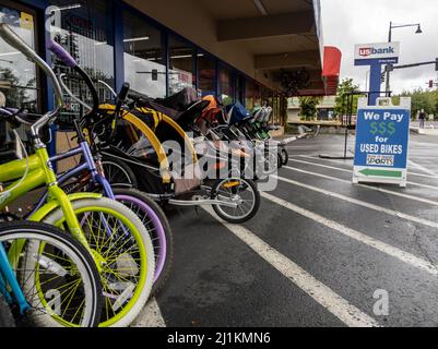 Woodinville, WA USA - ca. Juni 2021: Abgewinkelte Ansicht eines Sortiments gebrauchter Fahrräder zum Verkauf außerhalb eines Play IT Again Sports-Shops in der Innenstadt. Stockfoto