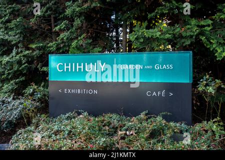 Seattle, WA USA - ca. März 2022: Abgewinkelte Ansicht des Eingangszeichens zum Chihuly Garden im Stadtzentrum in der Nähe der Space Needle. Stockfoto