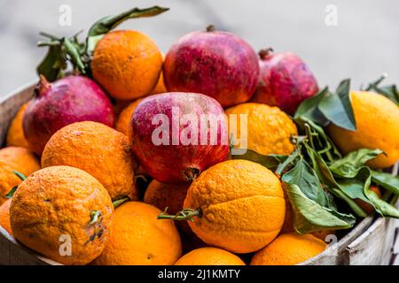 In vielen Orten Zyperns finden Sie gepresste Säfte aus Granatapfel oder Orange Stockfoto