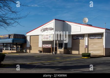 Woodinville, WA, USA - ca. Februar 2022: Außenansicht eines Ölwechselladens von JiffyLube mit einem „Now Hiring“-Werbebanner auf der Vorderseite. Stockfoto