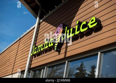 Woodinville, WA USA - ca. Februar 2022: Schräge Ansicht der Außenseite eines Jamba Juice Smoothie Shops in der Innenstadt. Stockfoto