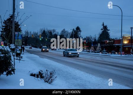 Kirkland, WA USA - ca. Dezember 2021: Abgewinkelte Ansicht der Kirkland/Juanita Gegend nach einem Schneesturm. Stockfoto