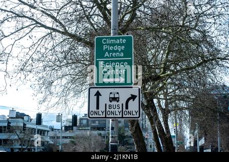 Seattle, WA USA - ca. März 2022: Ansicht der Verkehrsschilder für die Climate Pledge Arena und das Science Center. Stockfoto