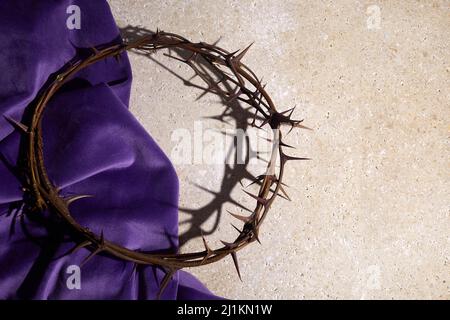 Dornenkrone auf steinernen Hintergrund. Christliches Konzept. Stockfoto