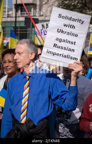 Der schwule Menschenrechtskämpfer Peter Tatchell steht an der Spitze des ukrainischen und britischen Antikriegsprotesten durch das Zentrum Londons gegen die russische Invasion der Ukraine am 26.. März 2022 in London, England. Der durchmarsch wurde vom Londoner Bürgermeister Sadiq Khan organisiert. Stockfoto