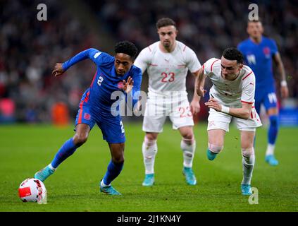 Der Engländer Kyle Walker-Peters (links) und der Schweizer Ruben Vargas kämpfen beim internationalen Spiel der Alzheimer's Society im Wembley Stadium, London, um den Ball. Bilddatum: Samstag, 26. März 2022. Stockfoto