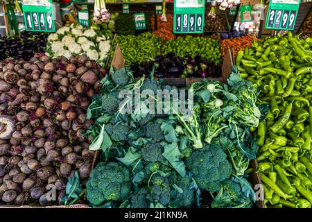 In Zypern gibt es für frisches Obst und Gemüse keine langen Lieferwege. Alles wächst auf der Insel und wird üppig dekoriert auf dem Gemüsemarkt in Ca atalköy, Türkische Republik Nordzypern (TRNC) Stockfoto