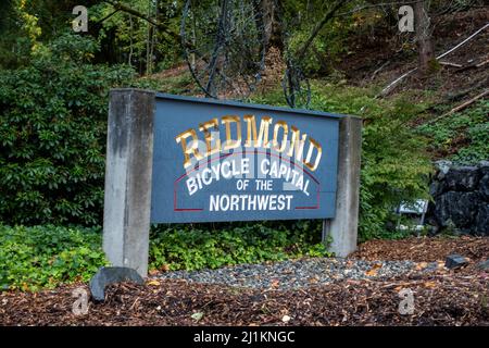 Redmond, WA USA - ca. August 2021: Abgewinkelte Ansicht des Redmond Bicycle Capital of the Northwest Schild in der Nähe des Lake Sammamish. Stockfoto