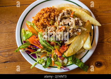 Im Dorf Akdeniz, was übersetzt Mittelmeer bedeutet, bekommt man einen Eindruck vom typischen zypriotischen Landleben. Das Mittagessen ist einfach und gesund Stockfoto