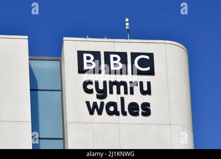 Cardiff, Wales - März 2022: Melden Sie sich oben auf den neuen Büros und Studios der BBC Wales im Stadtzentrum an Stockfoto