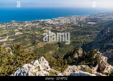 Blick auf die Hafenstadt Girne vom St. Hilarion Castle (St. Hilarion Kalesi Zirve) Karaman, Türkische Republik Nordzypern (TRNC) Stockfoto