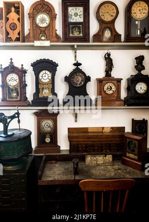 Bristol, Connecticut, USA. 25. März 2022. Das American Clock & Watch Museum, gegründet 1954, sammelt, bewahrt, zeigt und interpretiert die Geschichte und Wissenschaft von Uhren, Uhren und anderen Zeitmessern. (Foto: © Brian Cahn/ZUMA Press Wire) Stockfoto