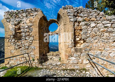 St. Hilarion Castle (St. Hilarion Kalesi Zirve) Karaman, Türkische Republik Nordzypern (TRNC). Vermutlich stürzte die Prinzessin nach der Arbeit von diesem Fenster aus alle ihre Handwerker Stockfoto