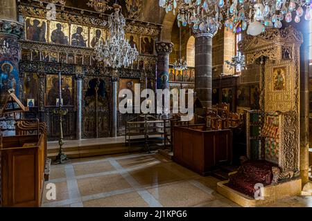 Das Kloster St. Mamas in Güzelyurt beherbergt eine Sammlung von Ikonen und aus Wachs gegossenen Figuren oder Organen als Dank für ihre Heilung durch St. Mamas, dessen Grab von außen und innen in der Wand zu sehen ist. Türkische Republik Nordzypern (TRNC) Stockfoto