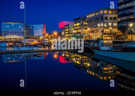 TRONDHEIM, NORWEGEN - 08. MÄRZ 2022: Abendansicht des Hafens von Trondheim. Stockfoto