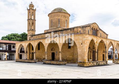 Das Kloster St. Mamas in Güzelyurt beherbergt eine Sammlung von Ikonen und aus Wachs gegossenen Figuren oder Organen als Dank für ihre Heilung durch St. Mamas, dessen Grab von außen und innen in der Wand zu sehen ist. Türkische Republik Nordzypern (TRNC) Stockfoto