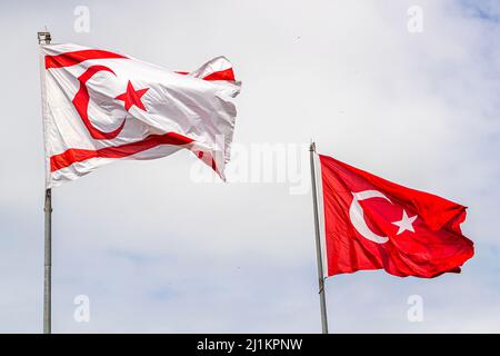 In der Türkischen Republik Nordzypern (TRNC) fliegt die Nordzyprioflagge immer neben der türkischen Flagge Stockfoto