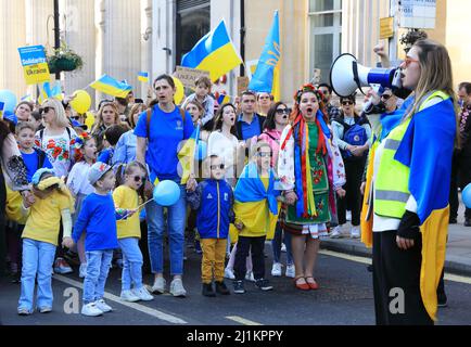 London, Großbritannien. 26.. März 2022. Tausende nahmen am Samstag an einem marsch zur Unterstützung der Ukraine Teil, als Bürgermeister Sadiq Khan das Vereinigte Königreich aufforderte, viel mehr zu tun, um den Ukainiern zu helfen. Kinder in Nationaltracht führten den marsch von der Park Lane zum Trafalgar Square. Kredit : Monica Wells/Alamy Live Nachrichten Stockfoto